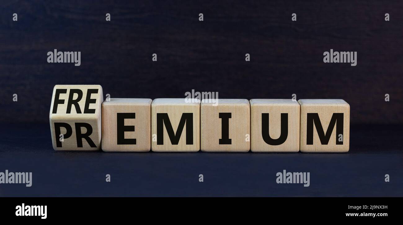 Simbolo Premium o freemium. Tornò a cubetti di legno e cambiò la parola concetto Premium in Freemium. Bella tabella nera sfondo nero. Pre-business Foto Stock