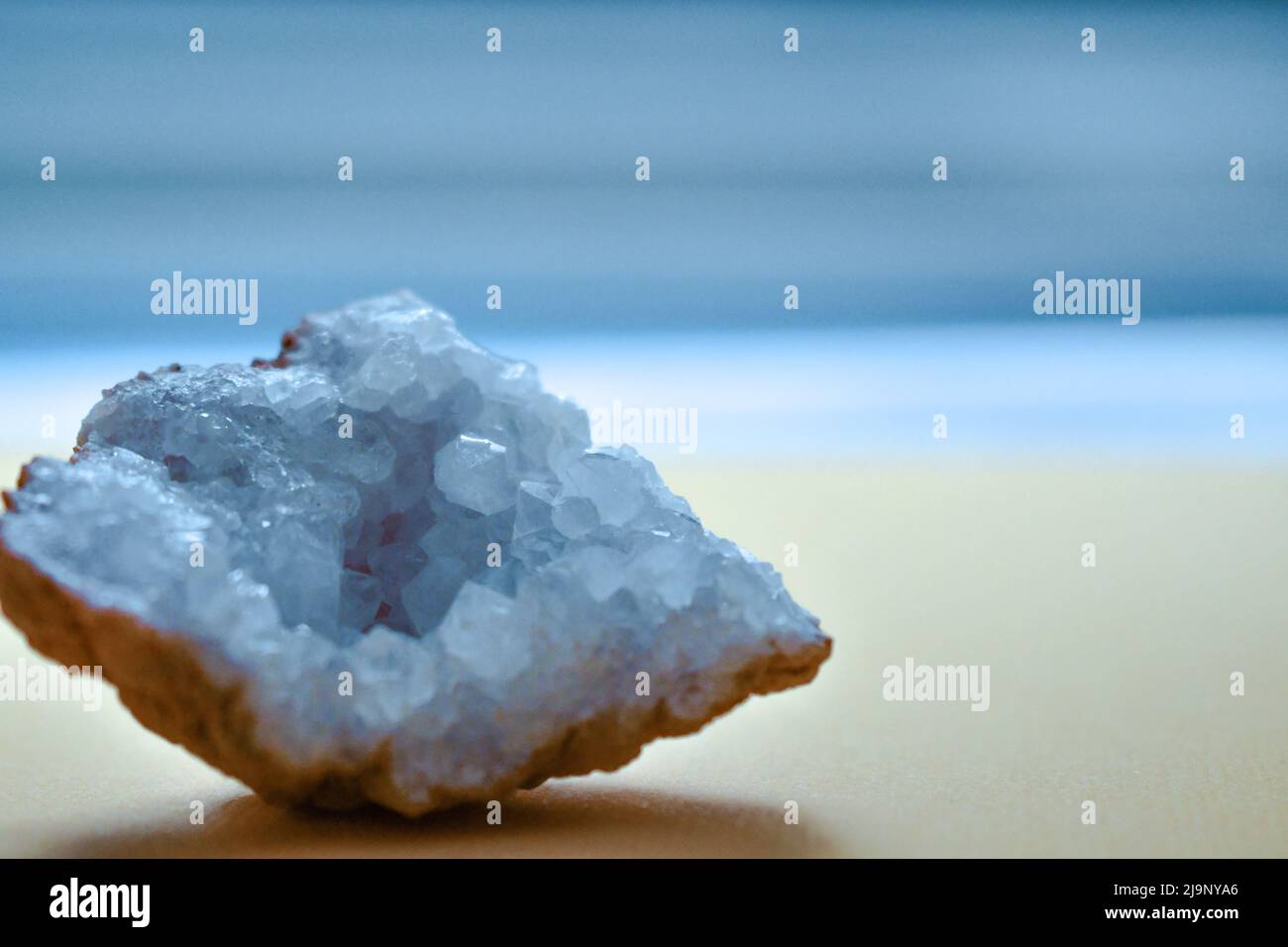 Bellissimo geode di quarzo cristallino con sfondo blu Foto Stock