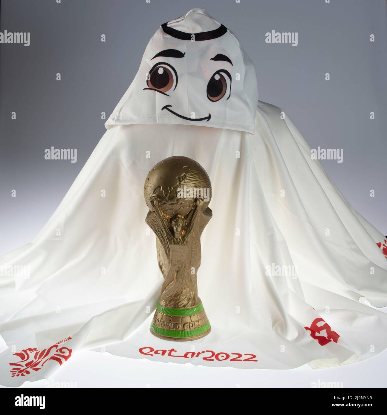 Primo : 05/24/2022 Fuvuball, Coppa del mondo FIFA 2022 Coppa del mondo, Campionato del mondo Mascot Un vestito bianco volante con il nome l'eeb è la mascotte ufficiale per la Coppa del mondo Fuvuball quest'anno in Qatar Doha la parola araba l'eeb significa qualcosa di talento. Con WM Trophv §e Replica Foto Stock