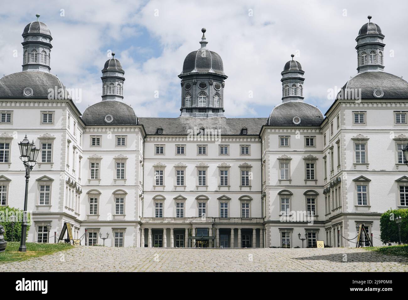 BERGISH GLADBACH, GERMANIA - 24 MAGGIO 2022: Althoff Grandhotel Schloss Bensberg, costruito come rifugio di caccia di Jan Wellem (Johann Wilhelm II), Duca di Ja Foto Stock