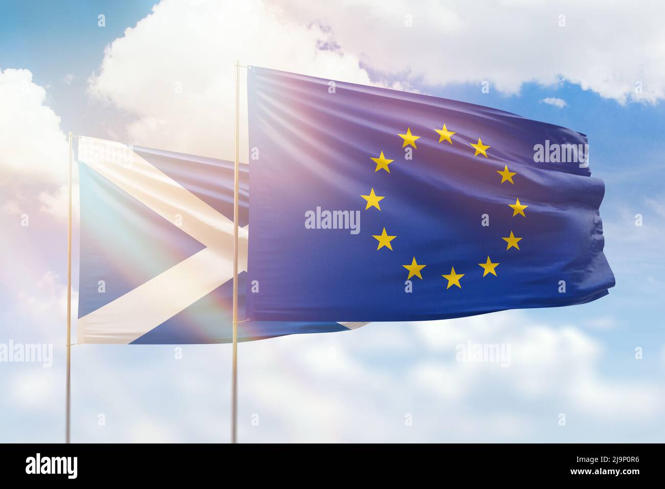 Cielo azzurro soleggiato e bandiere dell'Unione europea e della scozia Foto Stock