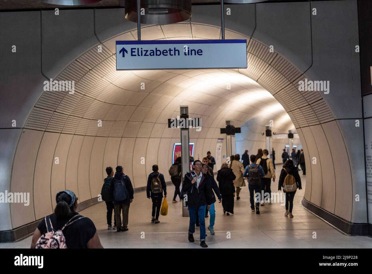 I passeggeri viaggiano insieme alla Elizabeth Line a Londra, quando la nuova linea ha iniziato il suo servizio di primo giorno Foto Stock