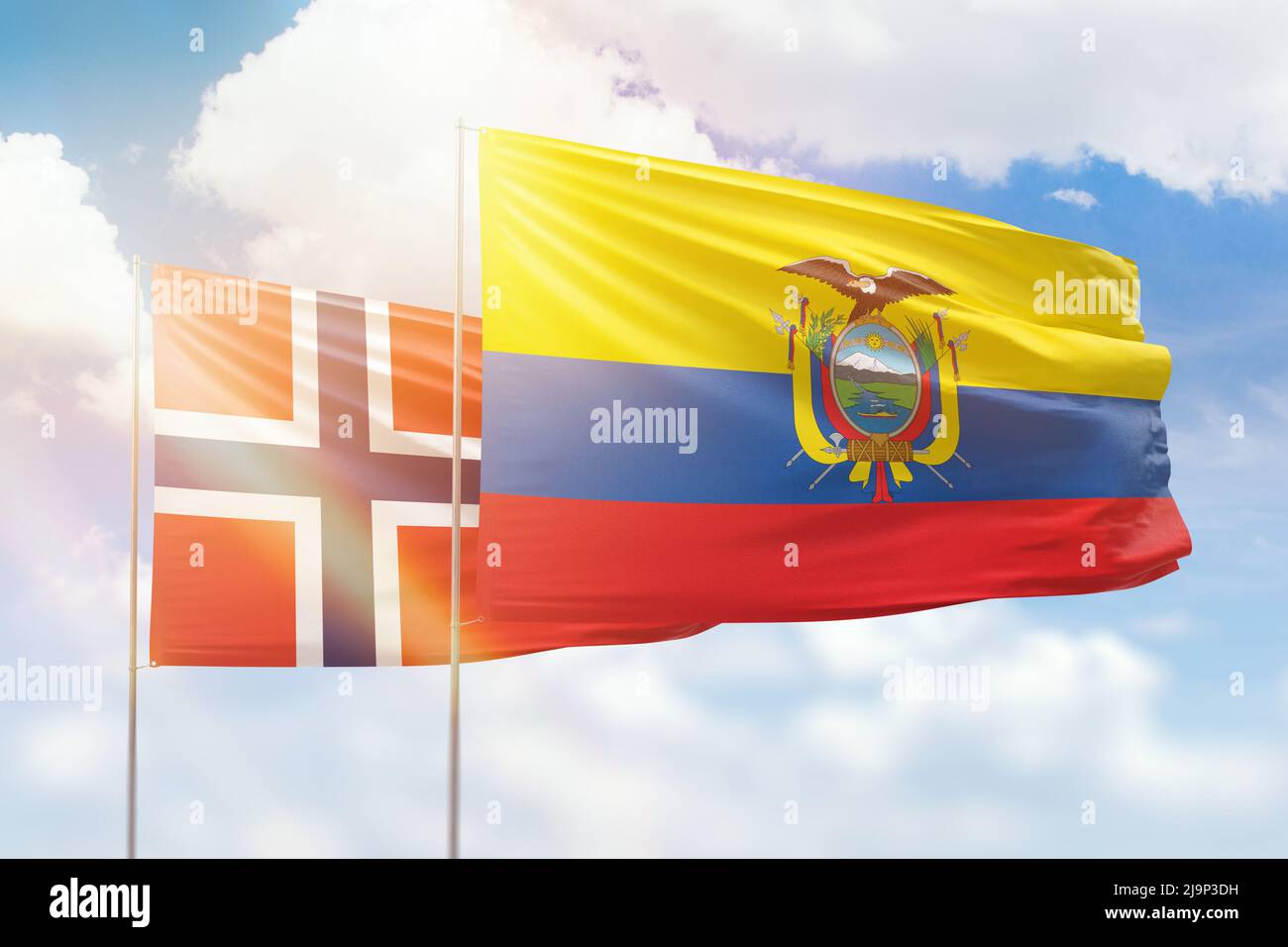 Cielo azzurro soleggiato e bandiere di ecuador e norvegia Foto Stock
