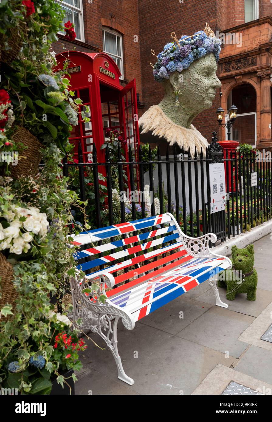Le esposizioni floreali che celebrano il Giubileo del platino della regina sono viste al Chelsea in Bloom 2022 a Londra la mostra alternativa di arte floreale, trasformano Foto Stock