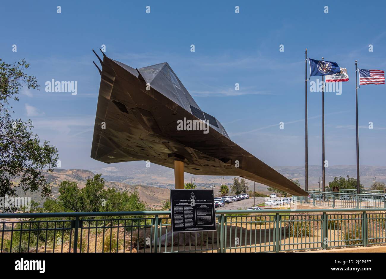 Simi Valley, California, USA - 27 aprile 2022: Biblioteca presidenziale Ronald Reagan. F-117A autentico nighthawk primo velivolo stealth operativo in fr Foto Stock