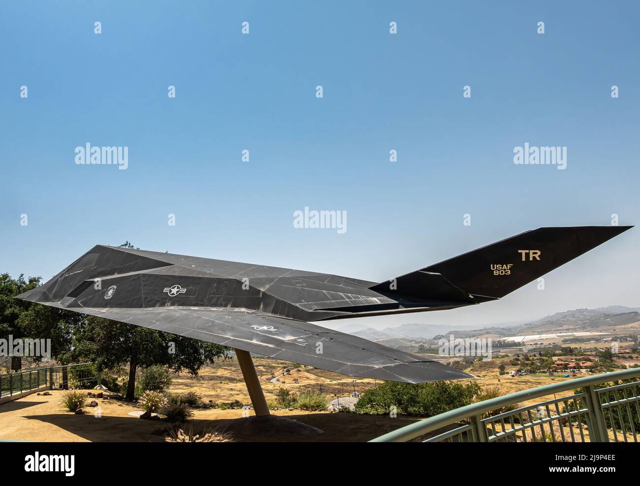 Simi Valley, California, USA - 27 aprile 2022: Biblioteca presidenziale Ronald Reagan. Black Authentic F-117A nighthawk primo velivolo stealth operativo Foto Stock