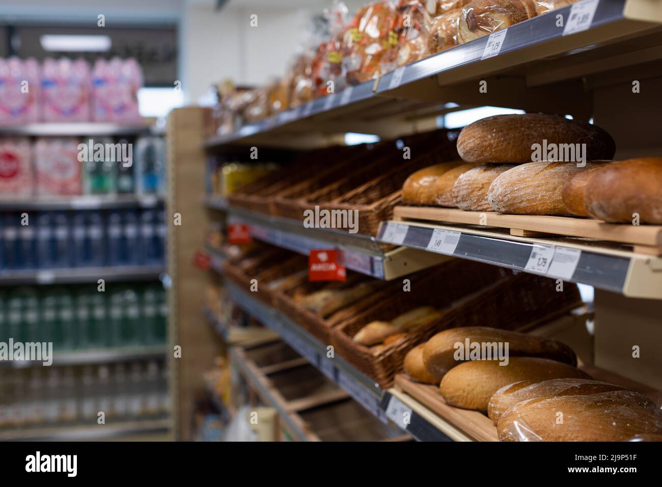 Concentratevi sugli scaffali con pane in un supermercato Foto Stock