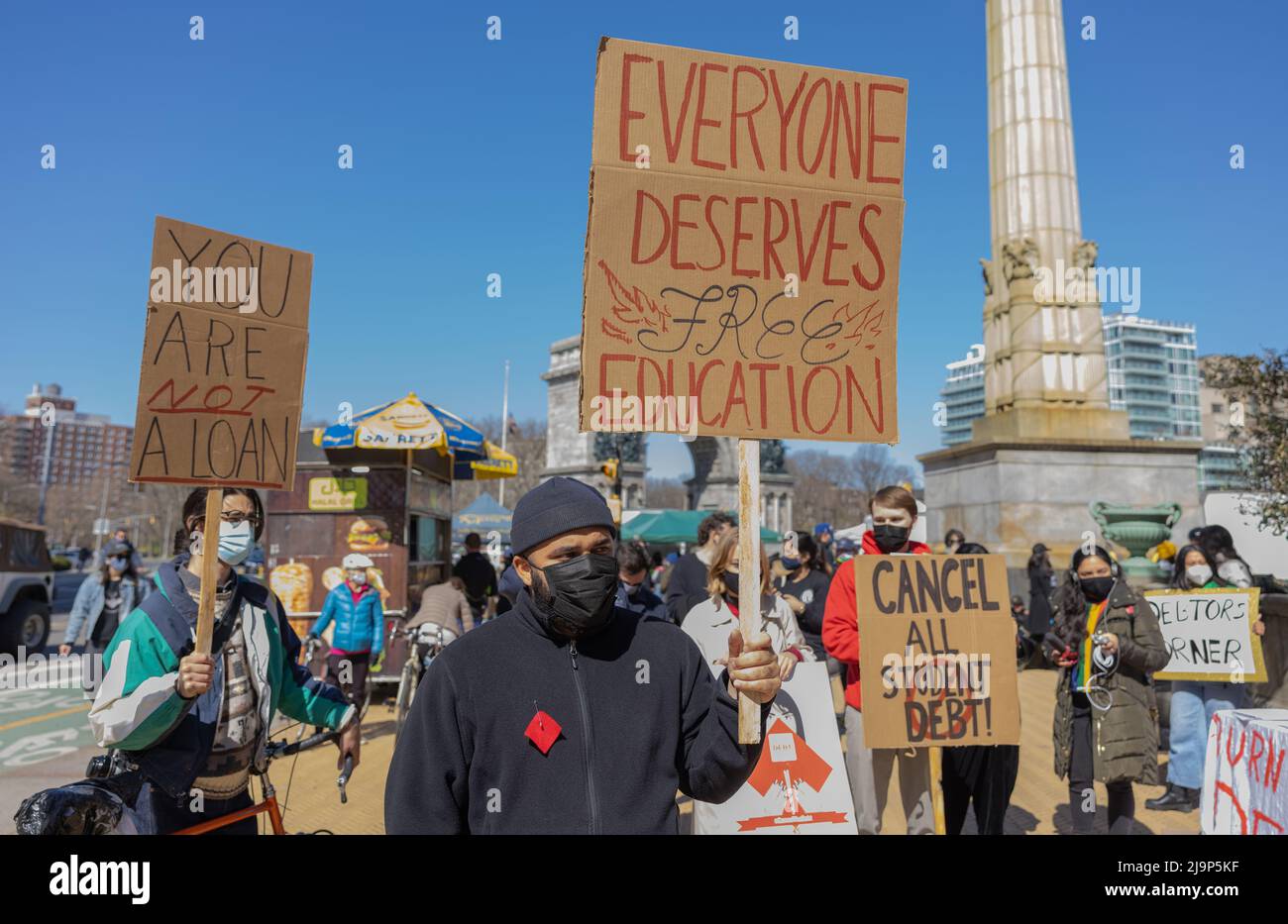 BROOKLYN, N.Y. – 3 aprile 2021: I manifestanti protestano nei pressi del Grand Army Plaza durante un raduno per cancellare i debiti di prestito degli studenti. Foto Stock