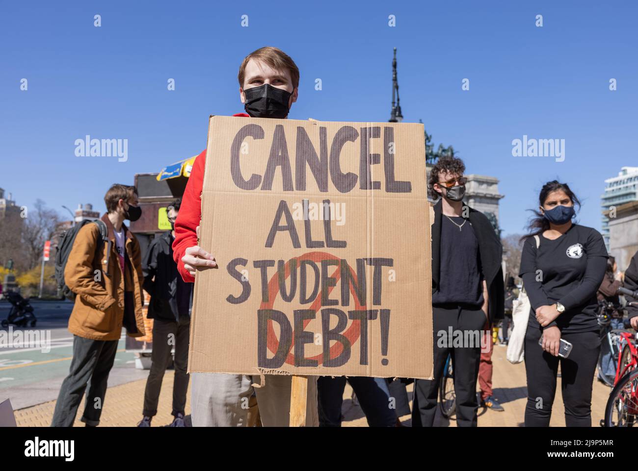 BROOKLYN, N.Y. – 3 aprile 2021: I manifestanti protestano nei pressi del Grand Army Plaza durante un raduno per cancellare i debiti di prestito degli studenti. Foto Stock