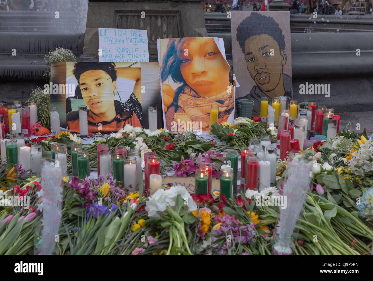 NEW YORK, N.Y. – 17 aprile 2021: Un monumento a Daunte Wright e Dominique Lucious è visto nel Washington Square Park. Foto Stock