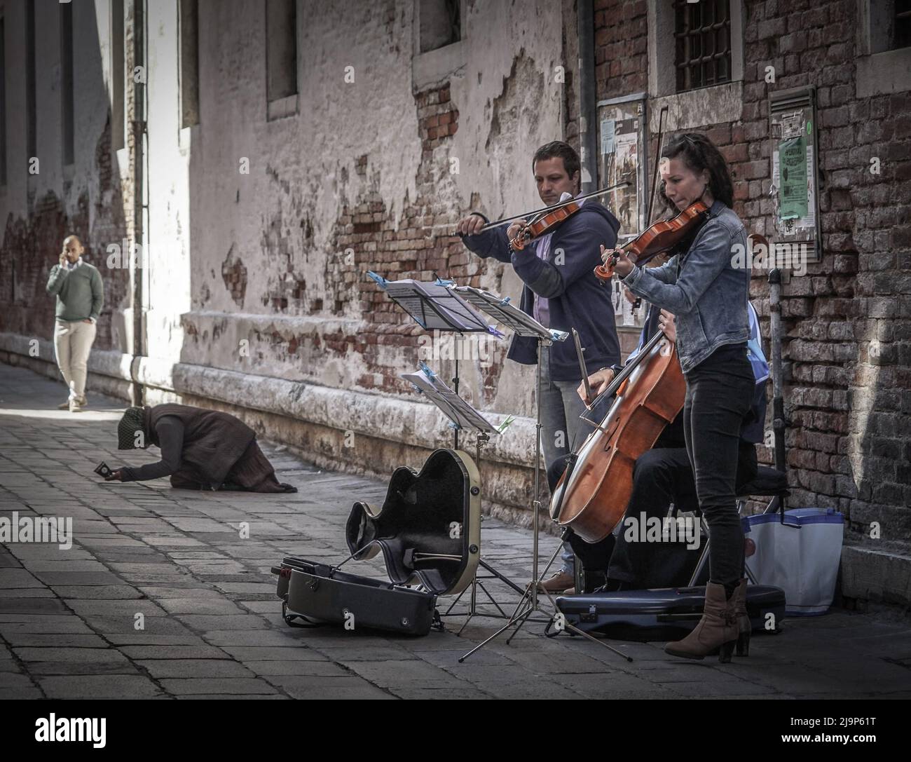 Musicisti di strada e poveri a Venezia Foto Stock