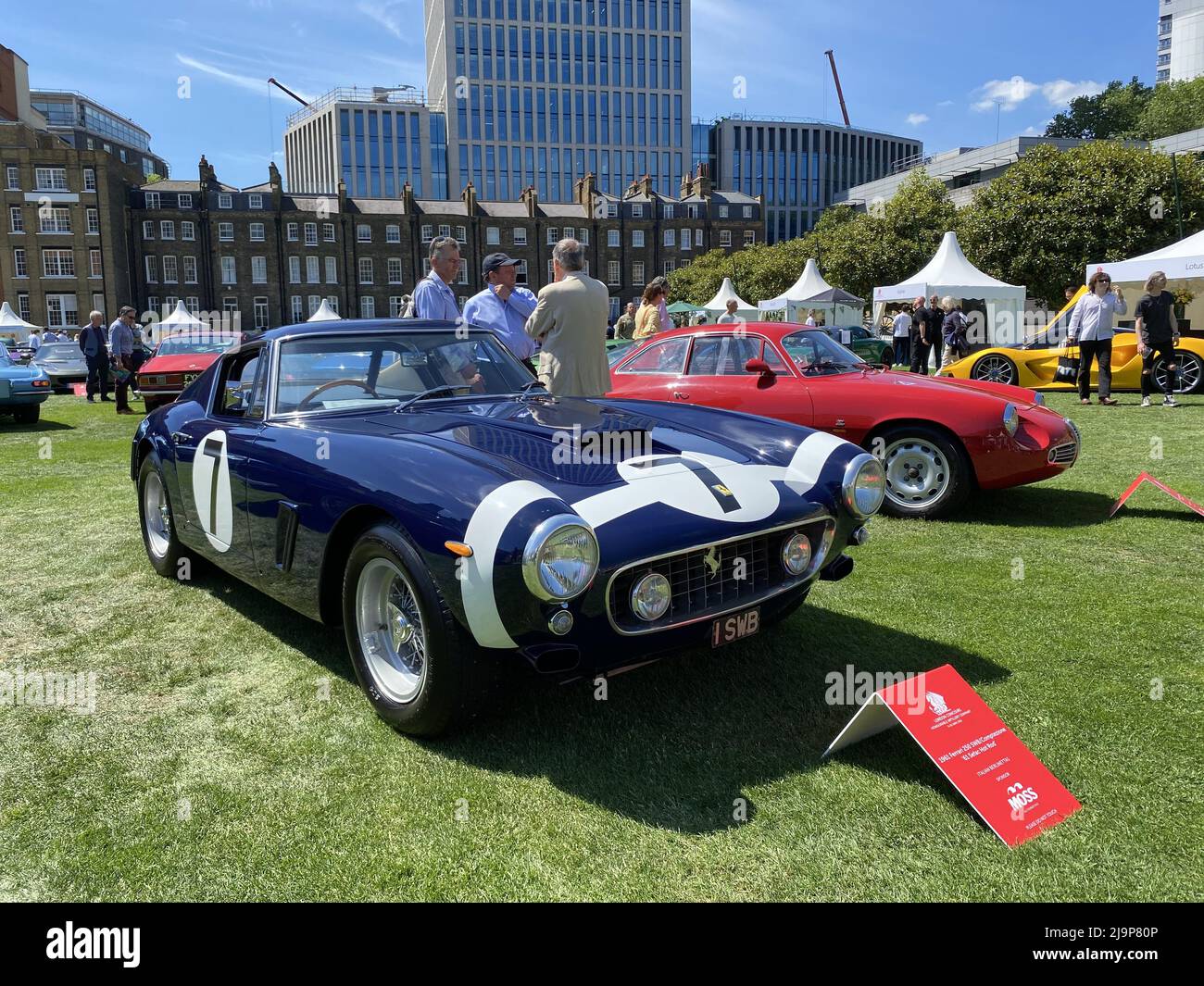 NELLA FOTO: Ferrari 250GT SWB 'SEMAC Hot Rod' come ha corso Sir Stirling Moss 2021 London Concours tenuto presso l'onorevole Artillery Company a Londra, Regno Unito. Tre giorni di indulgenza automobilistica, con alcune delle auto sportive più iconiche del mondo, si tiene dal 8-10 giugno 2021 dove: Londra, Regno Unito quando: 08 giugno 2021 credito: Jon Gillespie/WENN Foto Stock