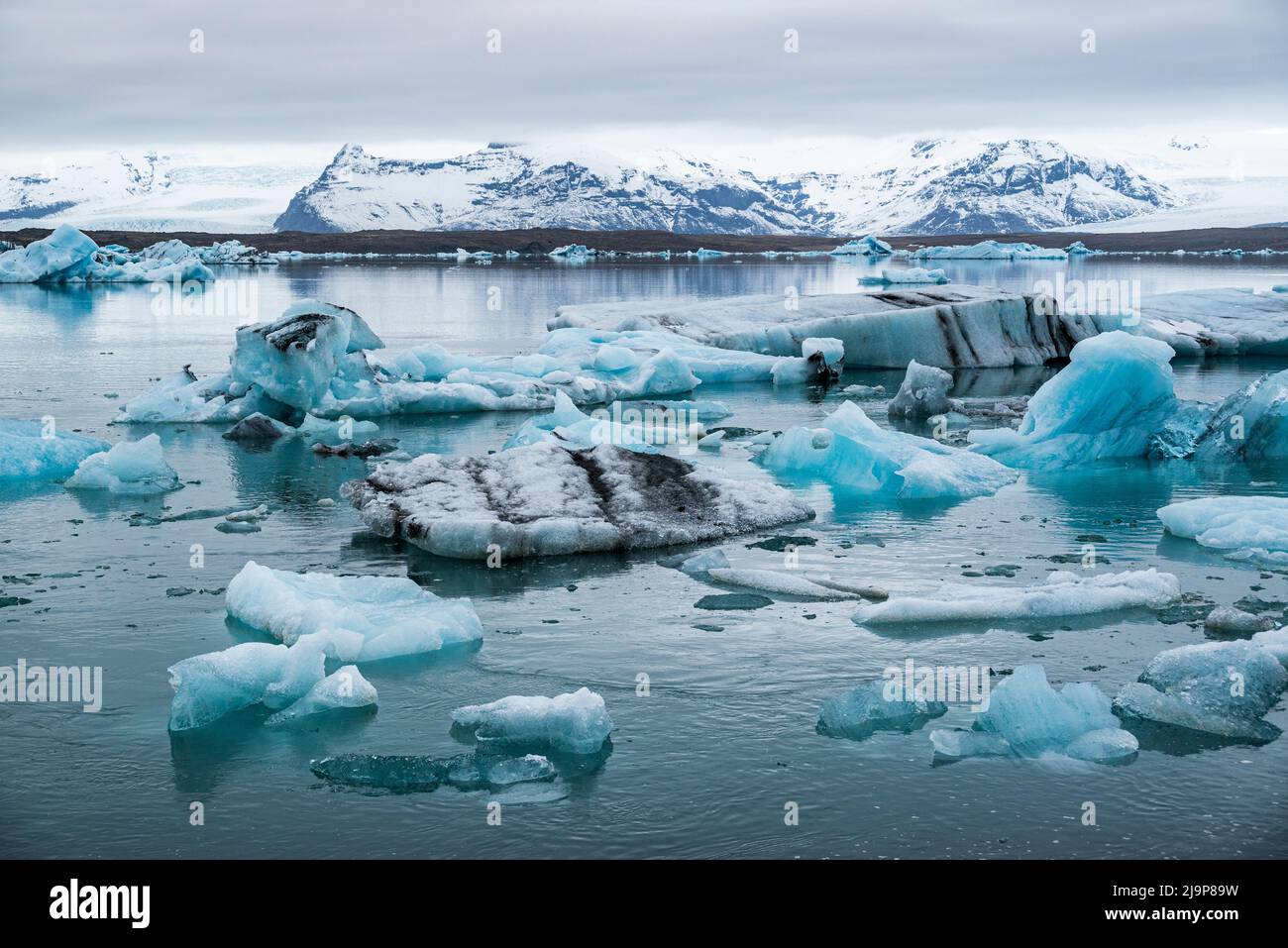 Vista panoramica degli splendidi iceberg nella laguna del ghiacciaio Jökulsárlón, Parco Nazionale Vatnajökull, Ring Road / Route 1, Islanda Foto Stock
