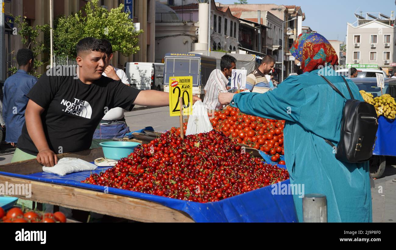 La banca d'investimento internazionale JP Morgan ha annunciato che prevede che l'inflazione in Turchia raggiungerà il picco del 72% su base annua a maggio. Nell'aprile 2022, il CPI è aumentato del 7,25%. Con l'aumento di aprile, l'inflazione annua è stata realizzata come 69,97 per cento. D'altra parte, la Lira turca continua a deprezzarsi; Euro ha superato 17 TL, Dollar ha superato 16 TL. La Lira turca, che era stata intorno al 15 per molto tempo, ha visto 16 ieri. La lira turca si è ulteriormente indebolita a 16,1 dollari USA a maggio. La gente casual fa shopping nella vita quotidiana a Izmir, Turchia il 24 maggio 2022. Foto Stock