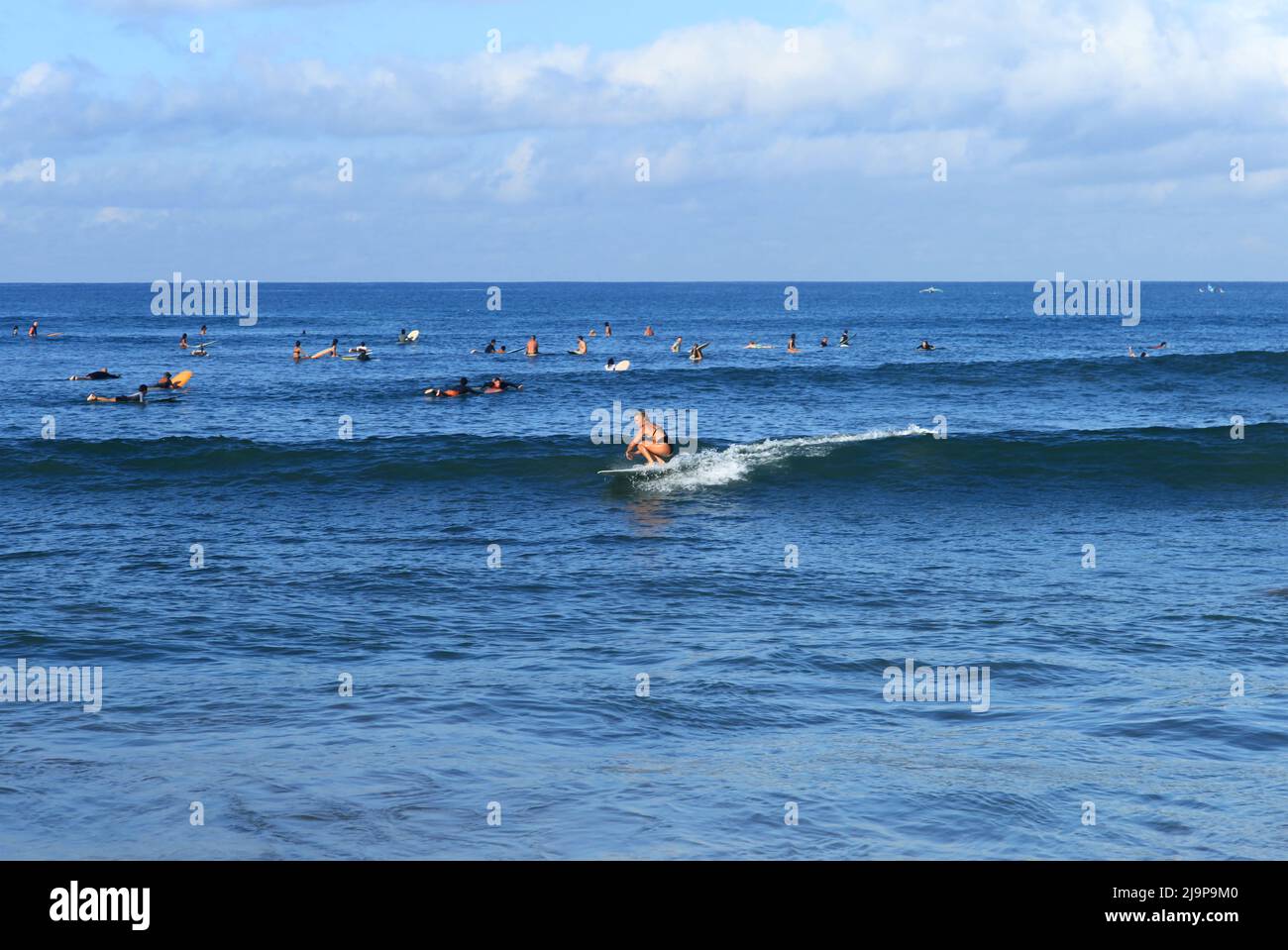 Un giovane surfista che cavalca un'onda a Batu Bolong Beach a Canggu, Bali, Indonesia Foto Stock