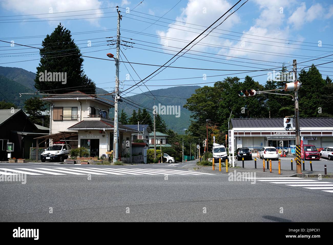 Incrocio a Sengokuhara, una cittadina di campagna vicino a Hakone-Yumoto con un mini-market Lawson (conbini) - Hakone; Kanagawa, Giappone Foto Stock