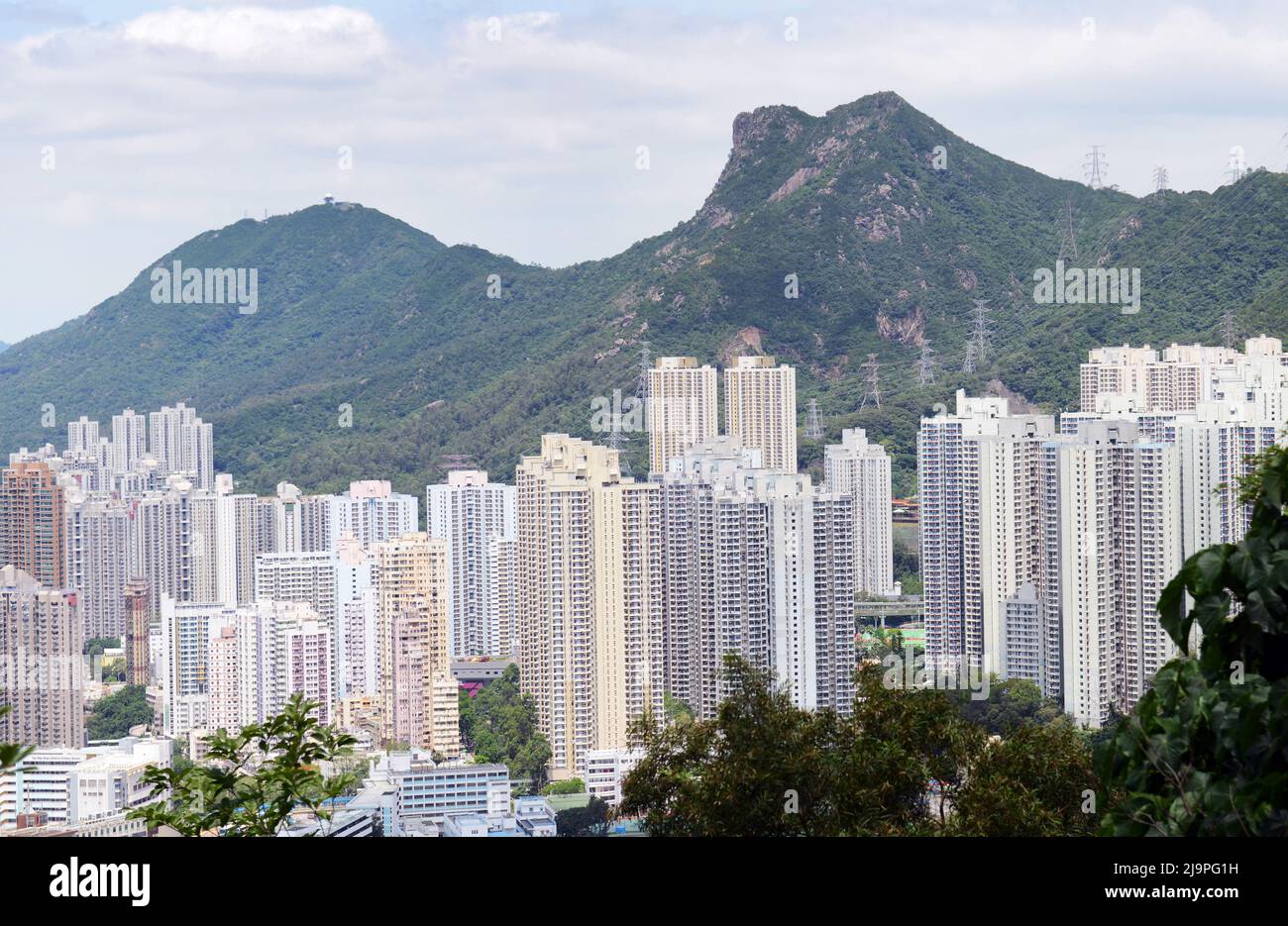 Vista della città urbana presa dal Jat's Incline a Kowloon, Hong Kong. Foto Stock