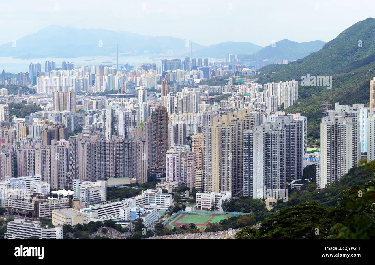 Vista della città urbana presa dal Jat's Incline a Kowloon, Hong Kong. Foto Stock