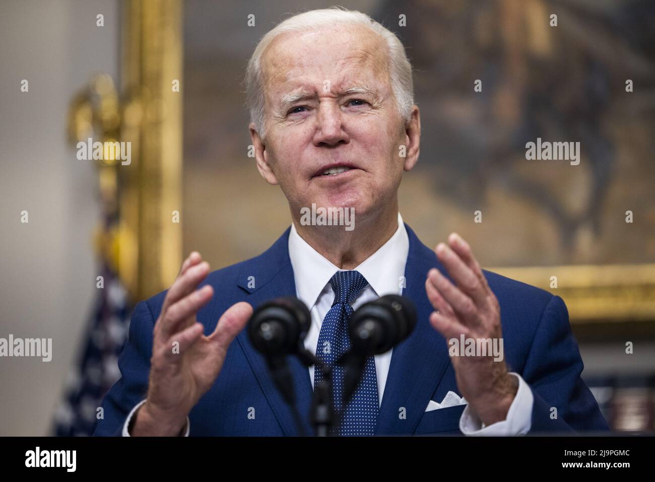 Washington, Stati Uniti. 24th maggio 2022. Il presidente DEGLI STATI UNITI Joe Biden parla alla nazione del tiro di massa a Uvalde, Texas, nella Roosevelt Room di Washington, DC, martedì 24 maggio 2022. Foto di Jim lo Scalzo/UPI Credit: UPI/Alamy Live News Foto Stock