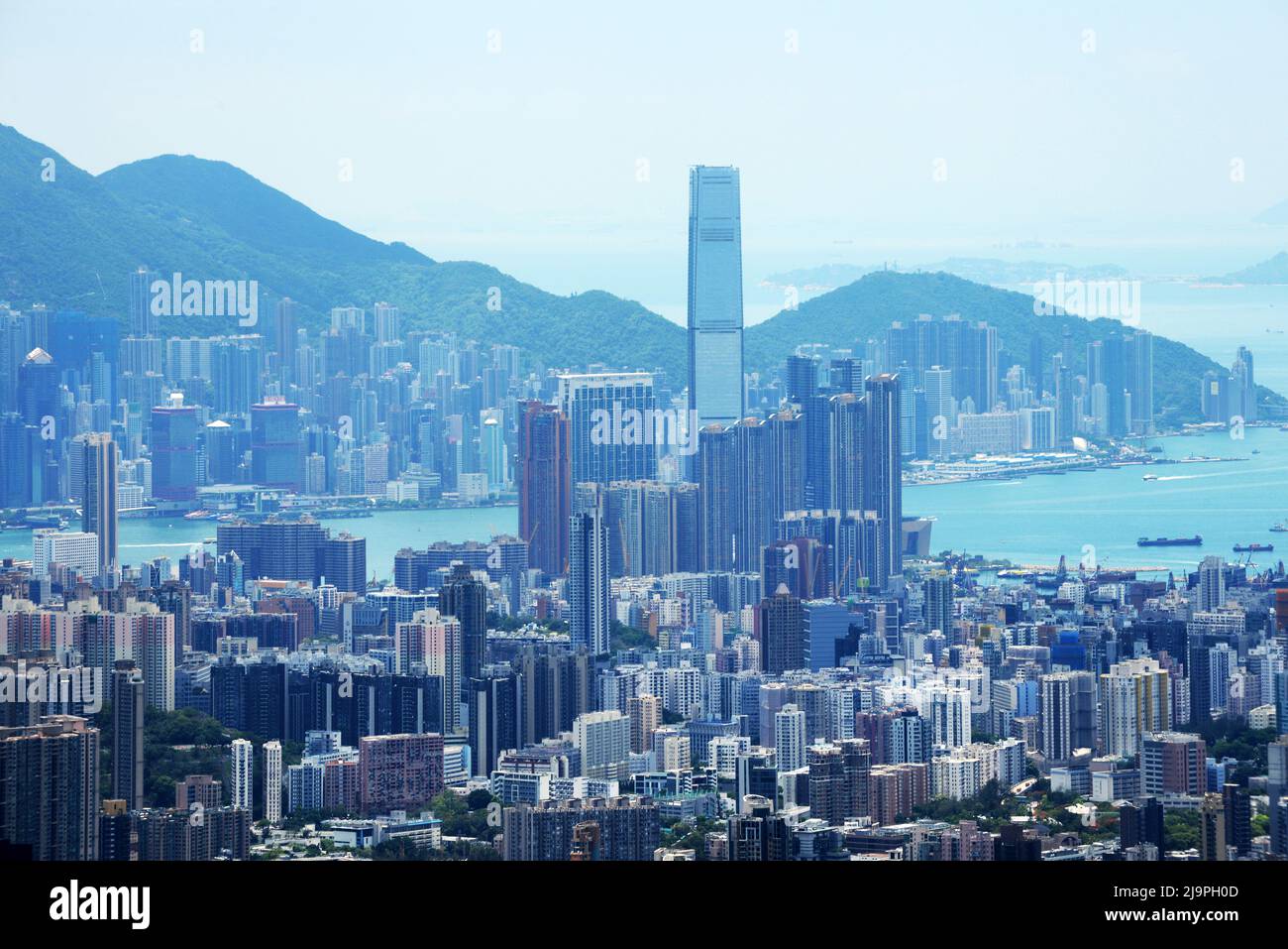 Vista sul centro della città di Hong Kong dalla catena montuosa intorno alla vetta di Kowloon a Hong Kong. Foto Stock