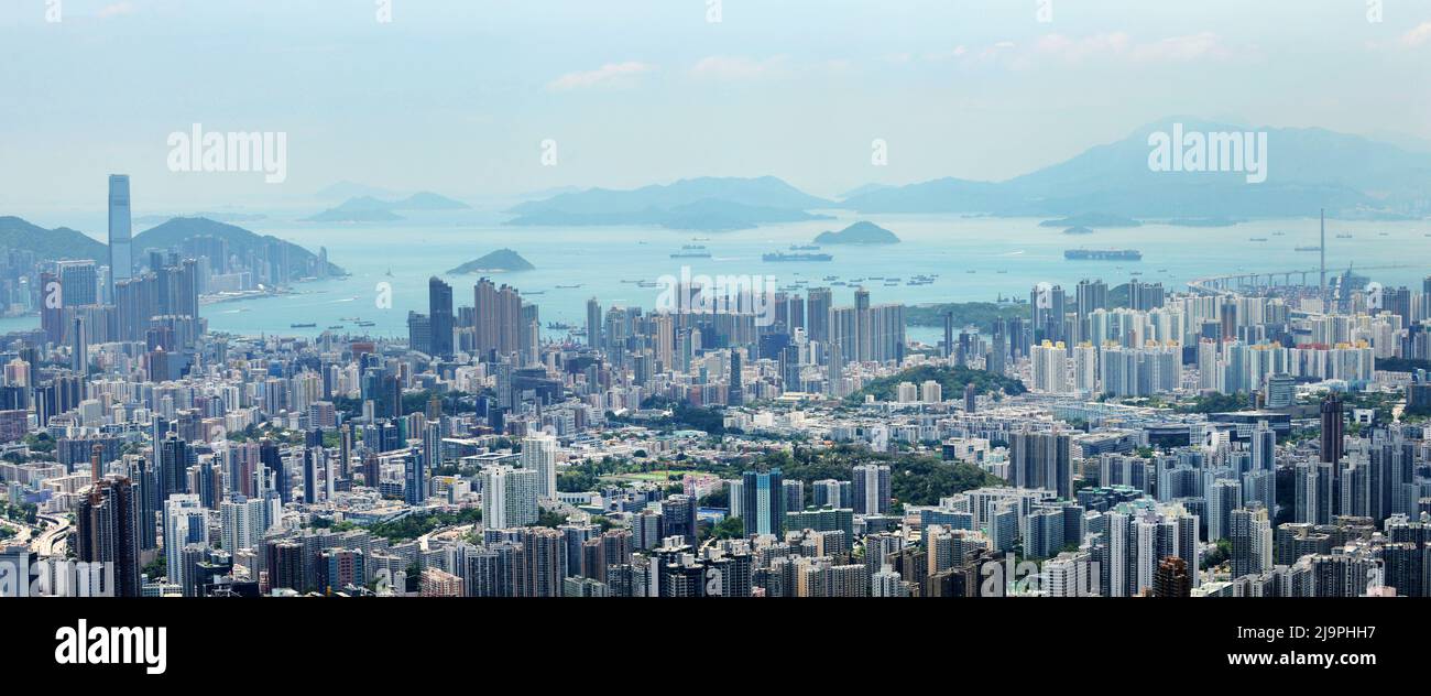 Vista sul centro della città di Hong Kong dalla catena montuosa intorno alla vetta di Kowloon a Hong Kong. Foto Stock