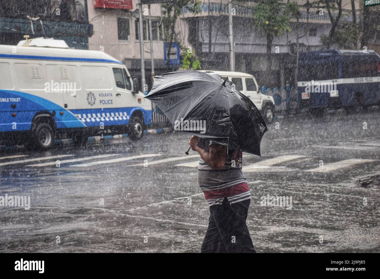 Kolkata, India. 24th maggio 2022. Un uomo tiene un ombrello per proteggersi dalla pioggia a Kolkata. Credit: SOPA Images Limited/Alamy Live News Foto Stock