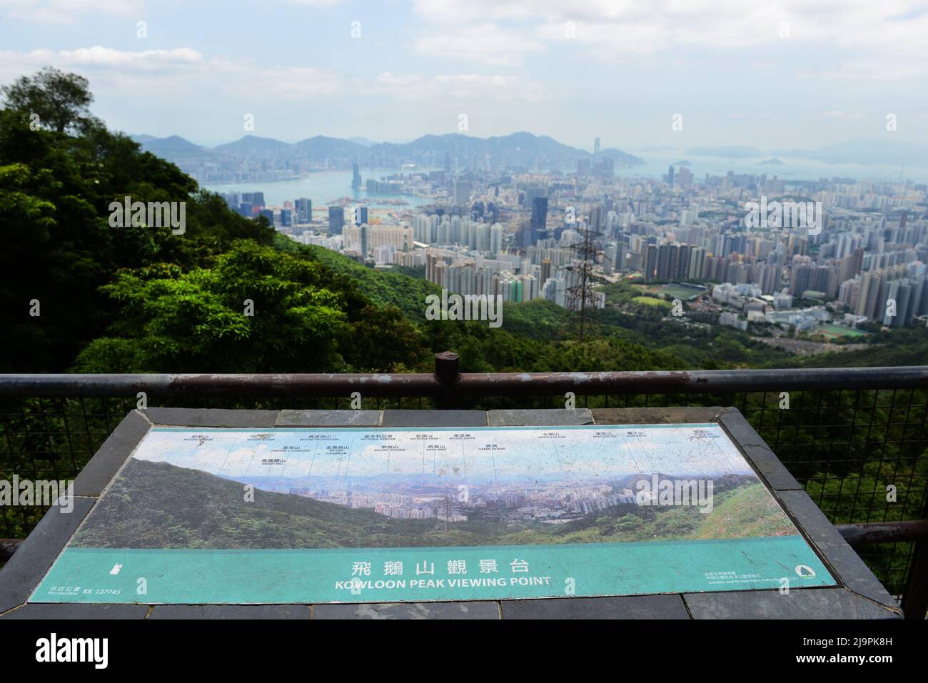 Vista di Kowloon e dell'isola di HK con una mappa esplicativa al punto di osservazione della vetta di Kowloon a Hong Kong. Foto Stock