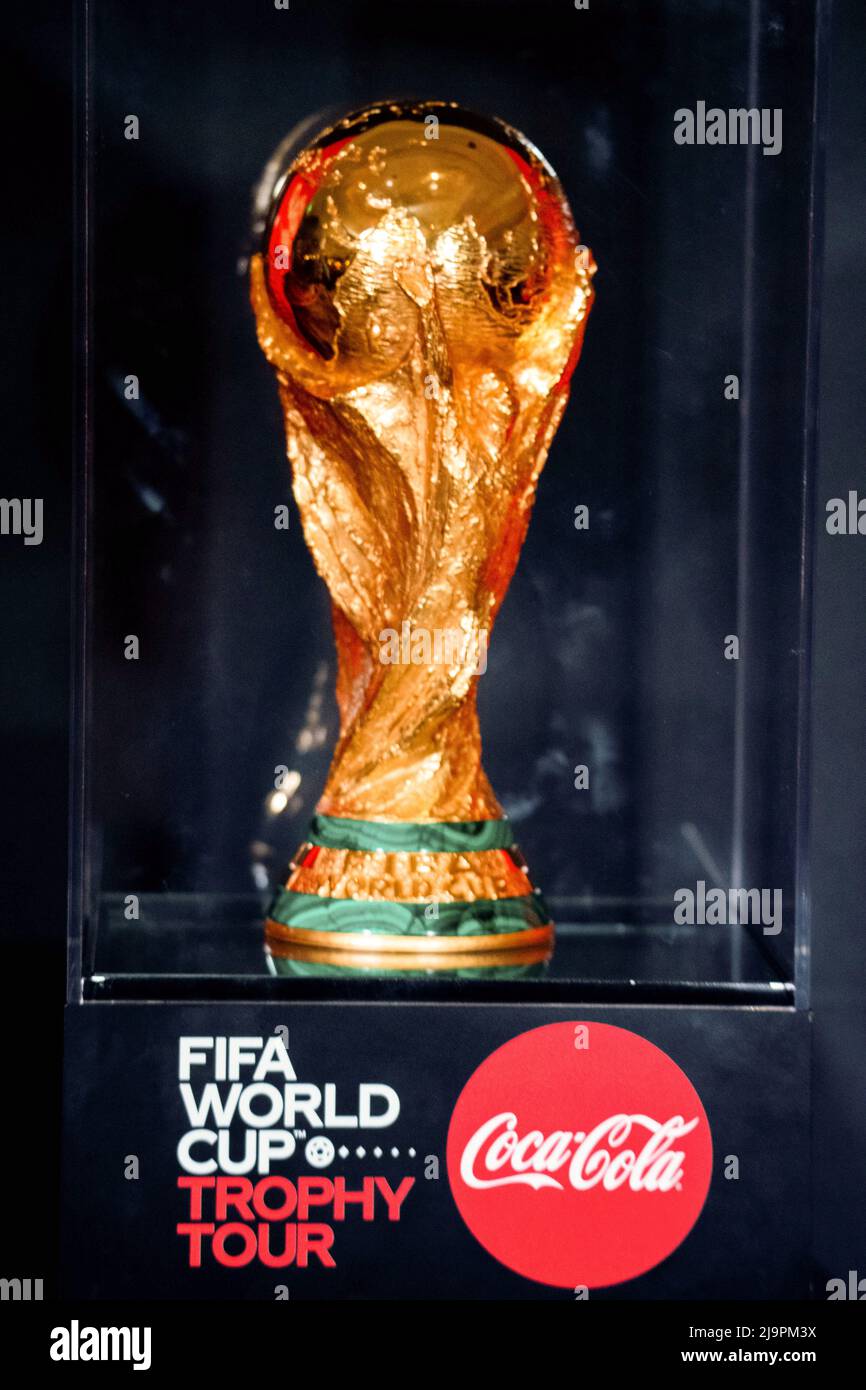 Addis Abeba, Etiopia. 24th maggio 2022. Il trofeo è in mostra durante l'evento FIFA World Cup Trophy Tour ad Addis Abeba, Etiopia, il 24 maggio 2022. Credit: Michael Tewelde/Xinhua/Alamy Live News Foto Stock