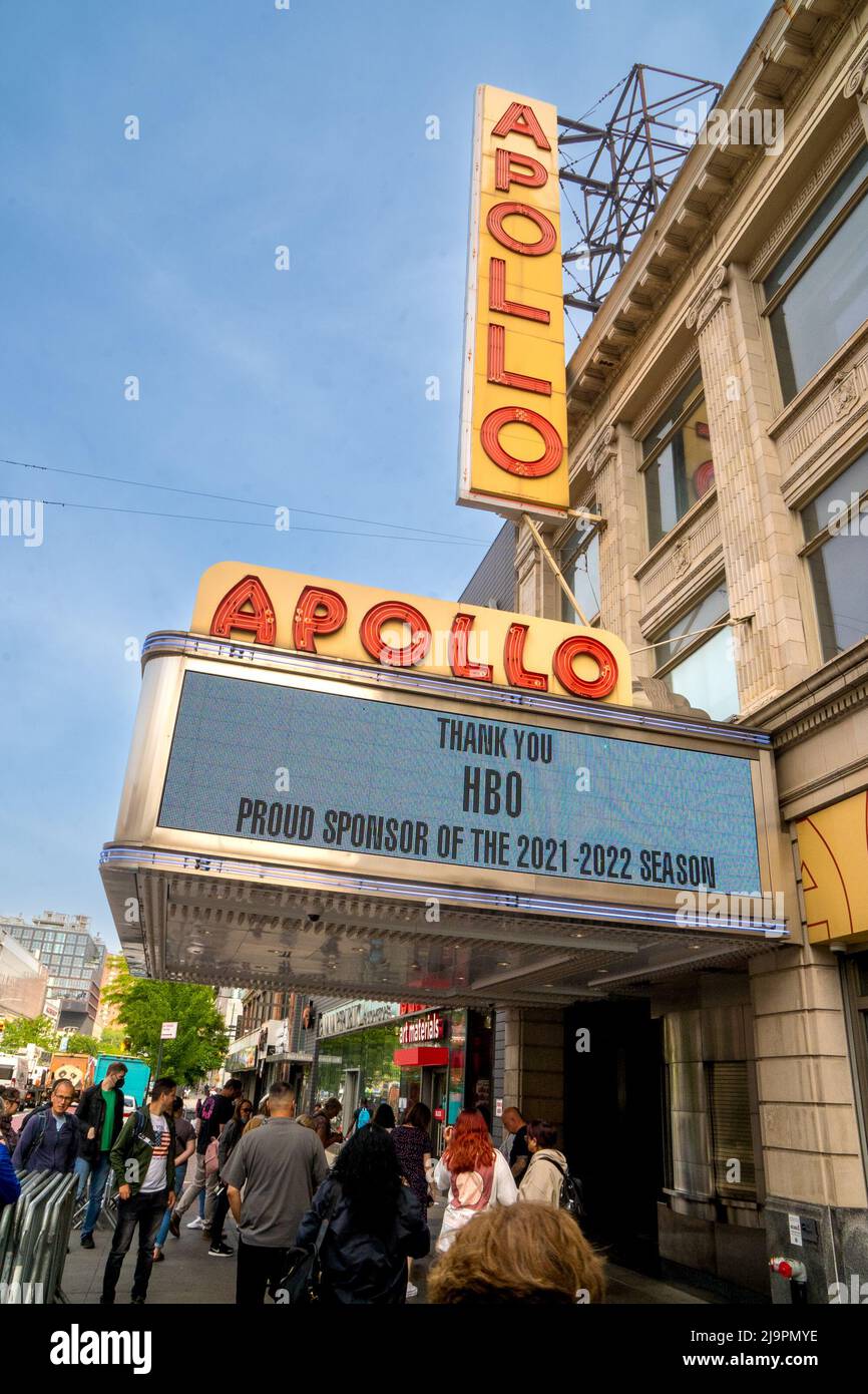 New York, NY - USA - 20 maggio 2022 Vista verticale dell'iconico Apollo Theatre, una famosa sala di musica nel quartiere Harlem di Manhattan a New York Foto Stock