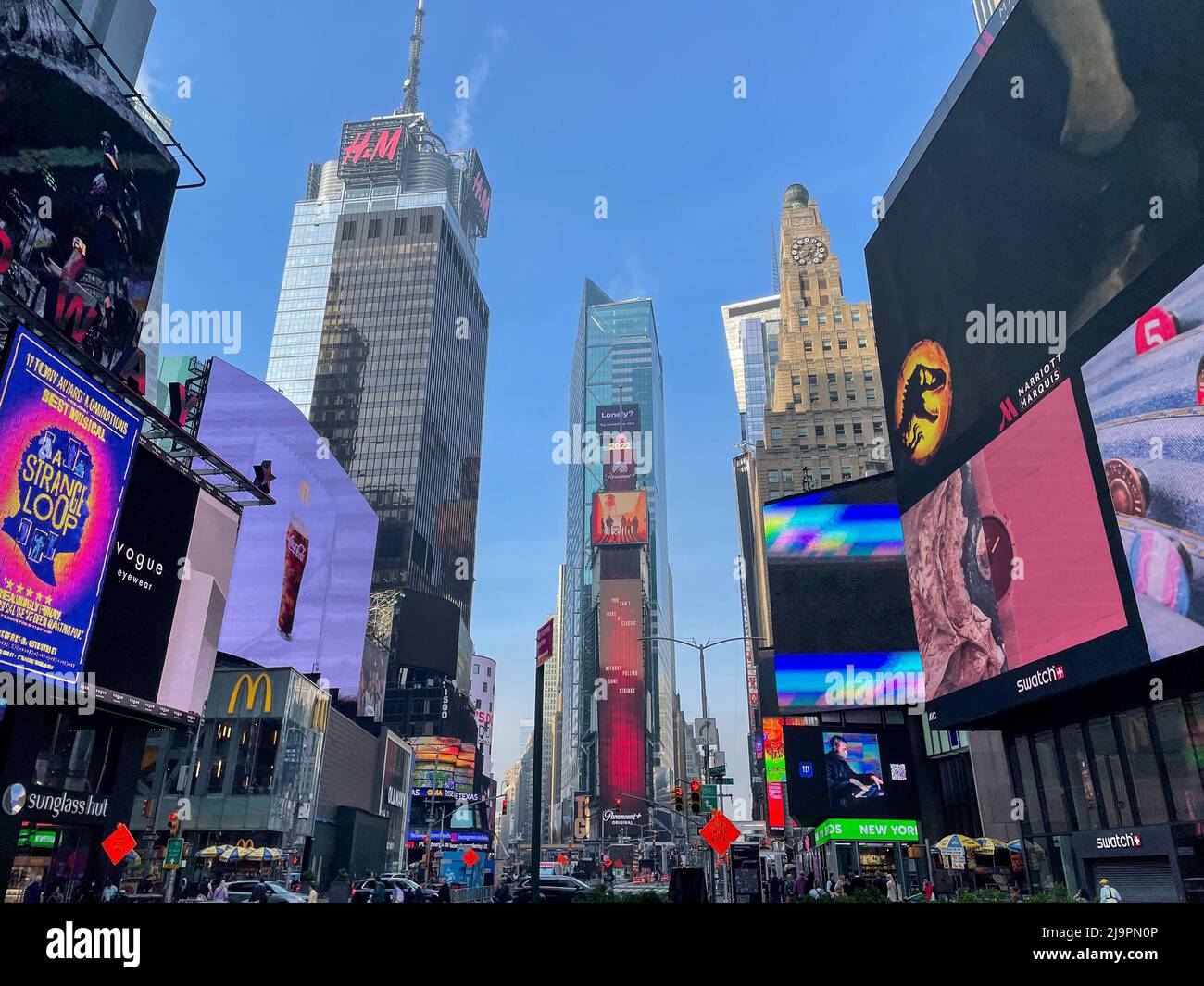 New York, NY - USA - 20 maggio 2022 Vista mattutina della famosa Times Square con i suoi iconici cartelloni, insegne al neon e schermi digitali Foto Stock
