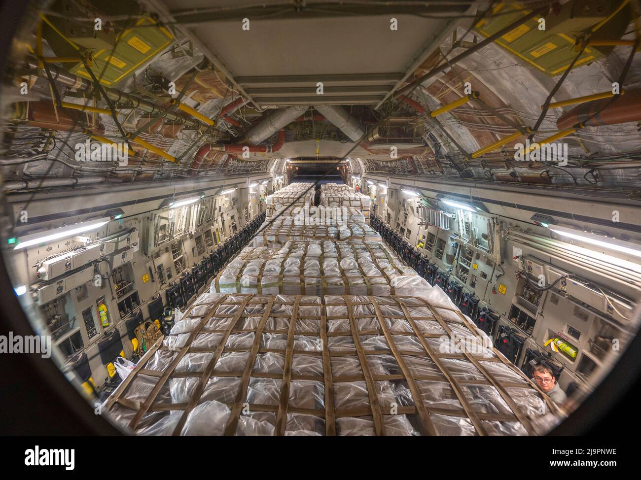 Un C-17 Globemaster III assegnato a Joint base Pearl Harbor-Hickam, Hawaii trasporta i pallet di formula infantile a Ramstein Air base, Germania, 22 maggio 2022. Centinaia di scatole di latte artificiale sono arrivate dalla Svizzera e sono state scaricate, pallettizzate e caricate su una C-17 per il trasporto durante l'operazione Fly Formula, un'operazione per importare rapidamente latte artificiale negli Stati Uniti che soddisfa gli standard di salute e sicurezza degli Stati Uniti. (STATI UNITI Air Force foto di staff Sgt. Jacob Wongwai) Foto Stock