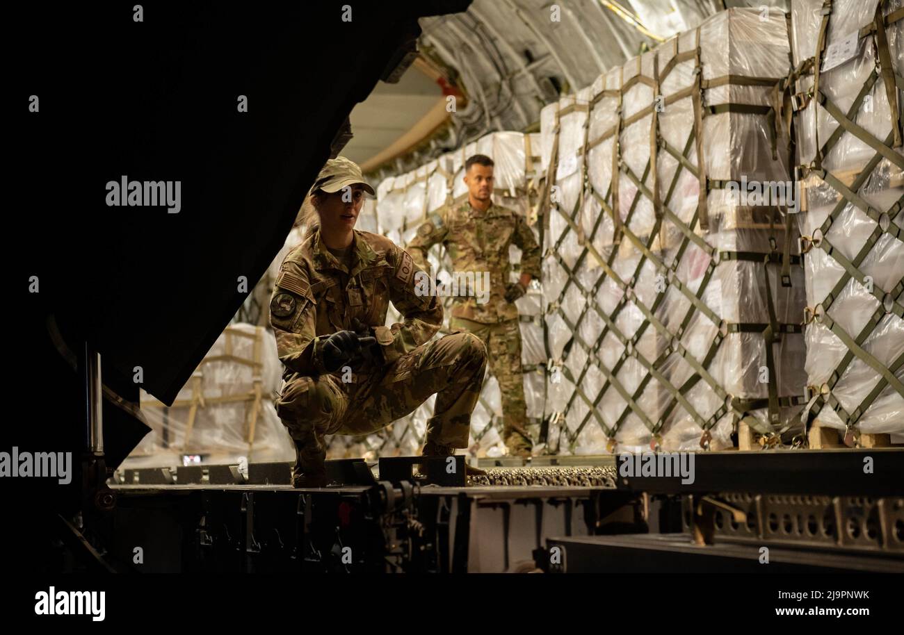 Senior Airman Jolan Besse, 721st Aerial Port Squadron loadmaster, assiste Airmen mentre caricano la formula infante su un C-17 Globemaster lll aereo assegnato a Joint base Pearl Harbor-Hickam, Hawaii, a Ramstein Air base, Germania, 22 maggio 2022. La formula per neonati è arrivata dalla Svizzera come parte della formula Operation Fly del governo degli Stati Uniti per trasportare rapidamente la formula per neonati negli Stati Uniti a causa di carenze critiche. In Operation Fly Formula, l'USDA e il Dipartimento della Salute e dei servizi umani sono autorizzati a richiedere il supporto del Dipartimento della Difesa per il ritiro dei neonati all'estero Foto Stock