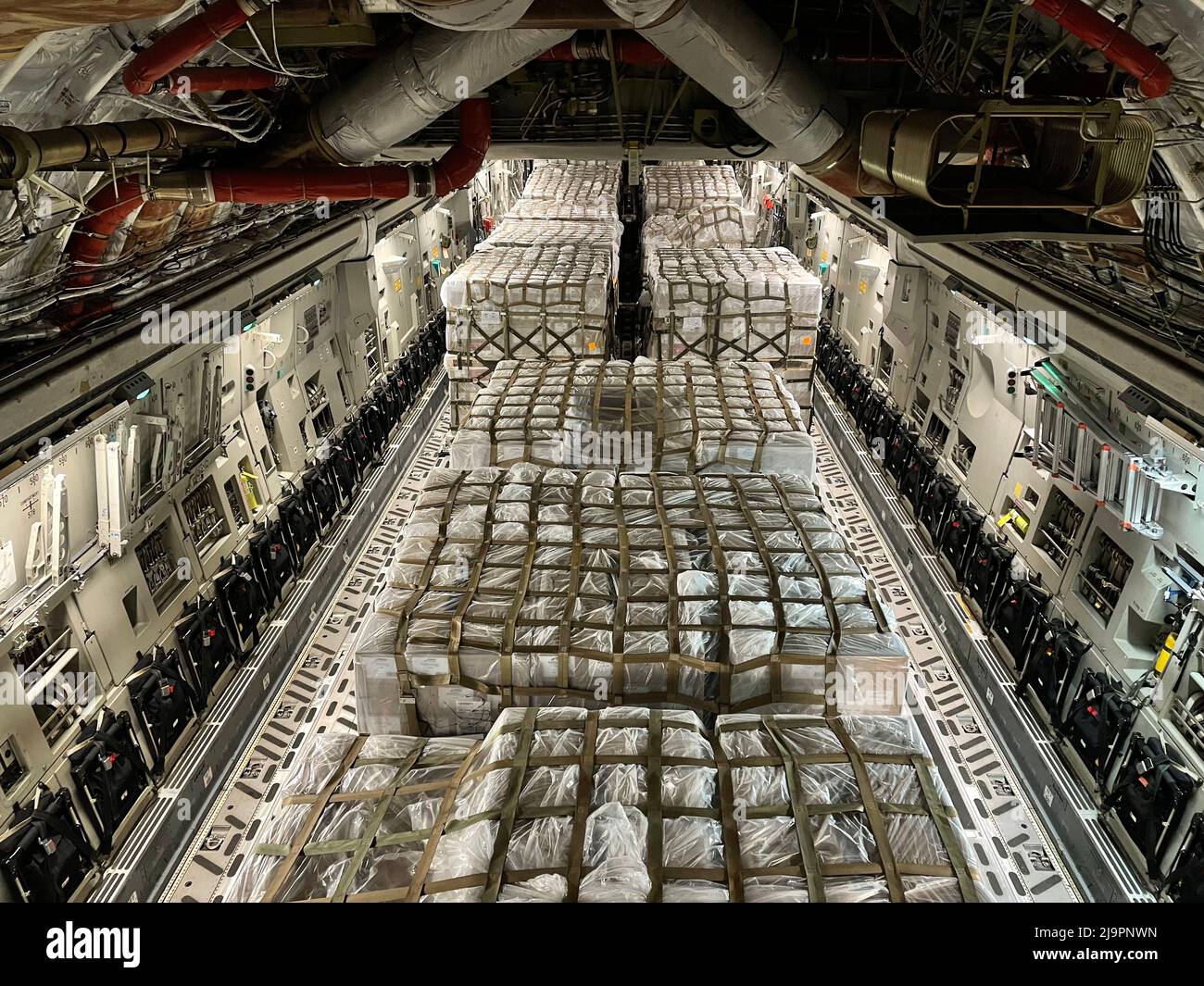 U.S. Air Force C-17 Globemaster caricato con 78.000 libbre di formula infante legato per Indianapolis International Airport, Indiana, 22 maggio 2022. Il comando dei trasporti degli Stati Uniti ha coordinato rapidamente le agenzie federali, compresi i dipartimenti di Agricoltura e Salute e servizi umani e la Food and Drug Administration, per sostenere la direzione del presidente degli Stati Uniti Joe Biden di condurre la formula di volo di operazione. La missione è stata eseguita con urgenza e sicurezza da 521st Air Mobility Operations Wing Airmen dislocati sulla base aerea di Ramstein, in Germania, e da un equipaggio di forze totali dislocato presso la base comune Foto Stock