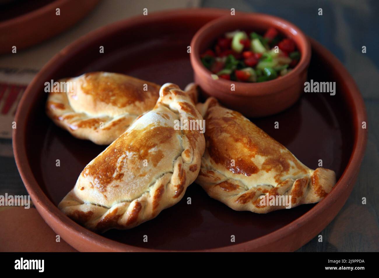 Paste di pasta sfoglia (in turco: Pogaca) con insalata nel piatto. Foto Stock