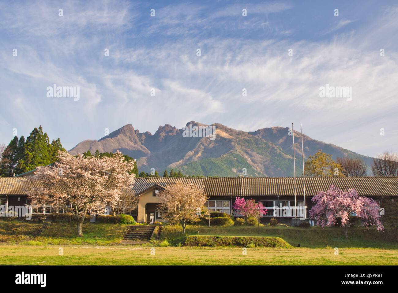 Scuola di legno e Mt. Nekodake ad Aso, Prefettura di Kumamoto, Giappone Foto Stock