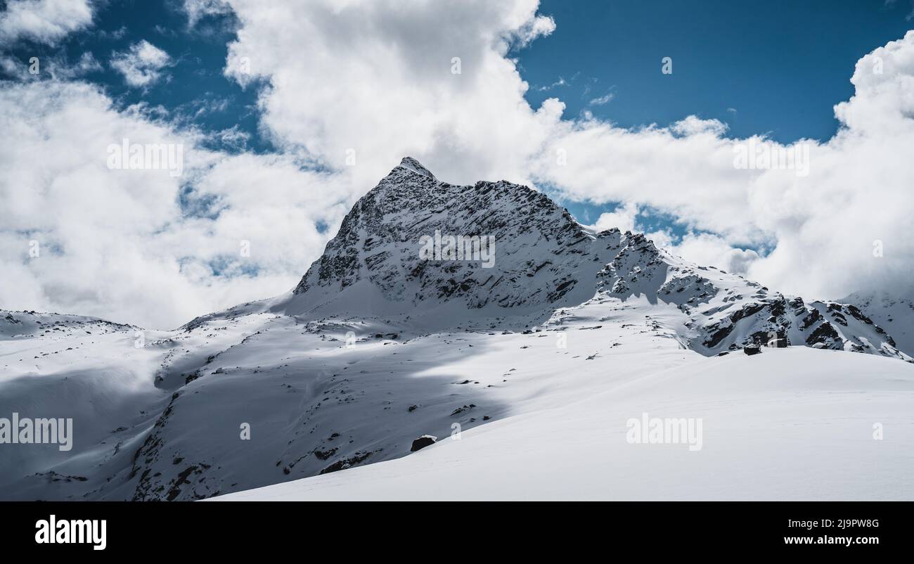 Buona giornata al Wye Creek. Single Cone è una delle montagne più accessibili per il ghiaccio e l'arrampicata mista intorno a Queenstown con un vasto terreno per lo sci Foto Stock