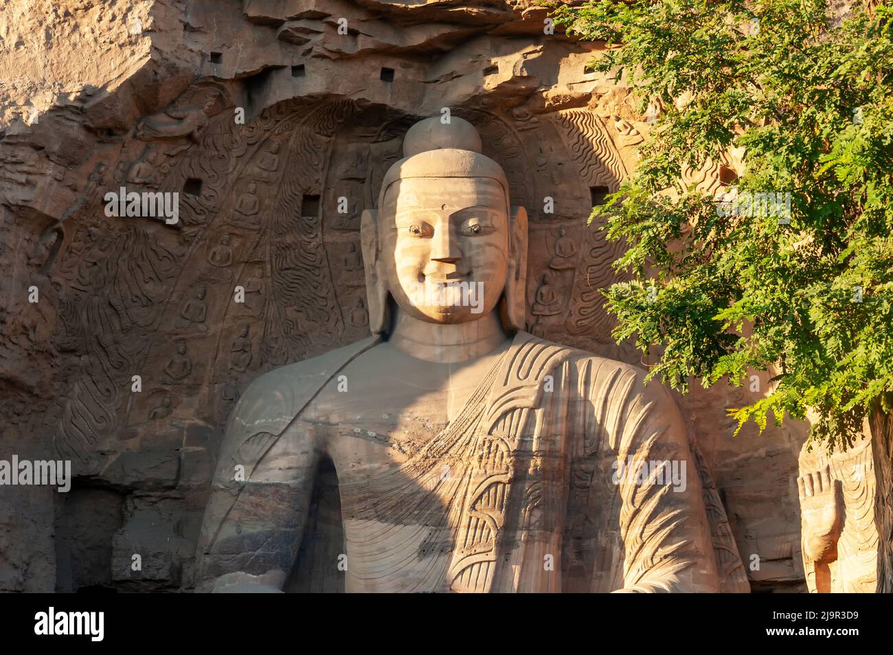 La statua del Buddha alle Grotte di Yungang, le sue antiche grotte buddiste vicino alla città di Datong nella provincia cinese di Shanxi Foto Stock
