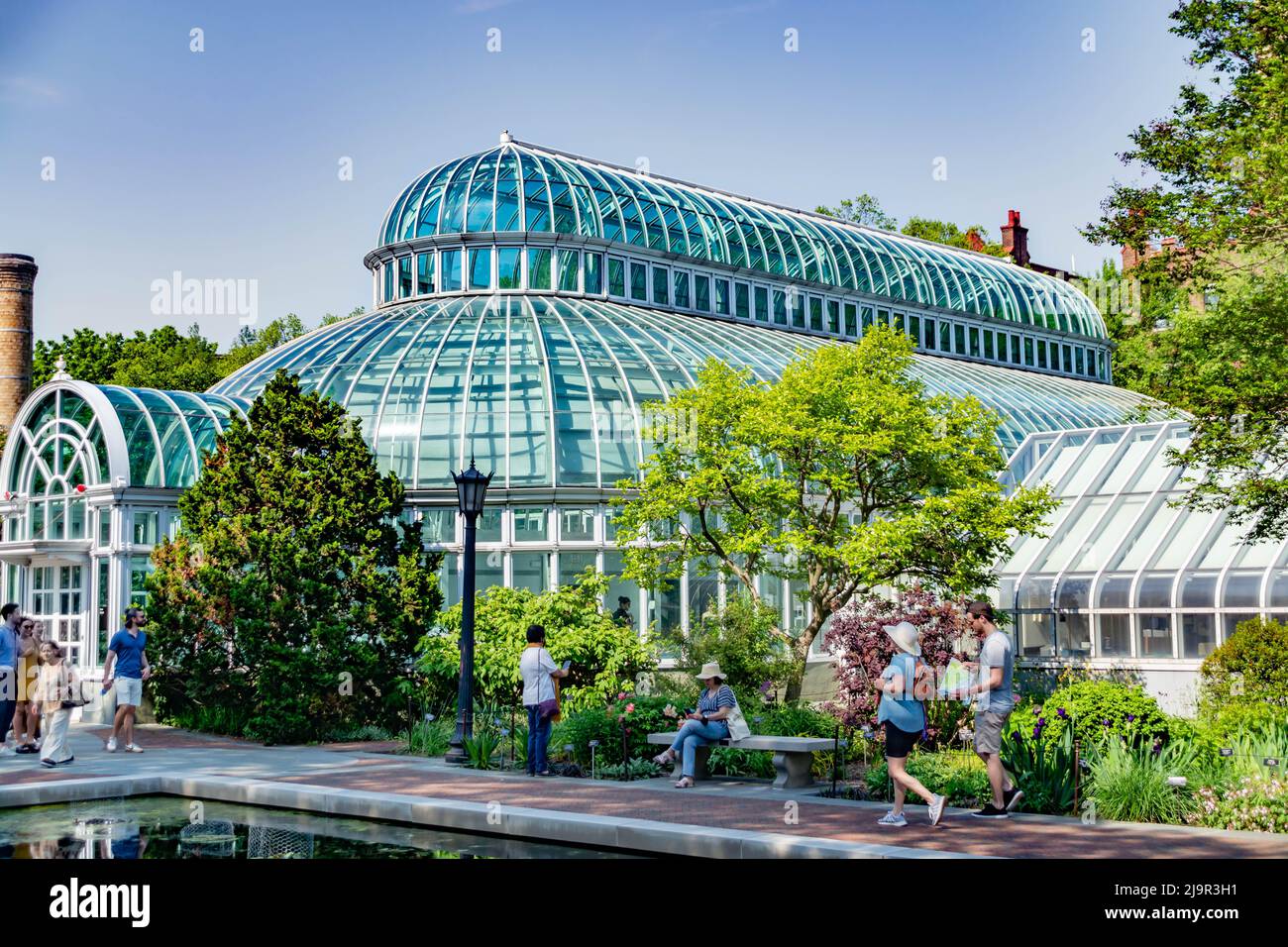 Serenity in Bloom: Godetevi lo splendore estivo al Brooklyn Botanic Garden nel 2022 Foto Stock