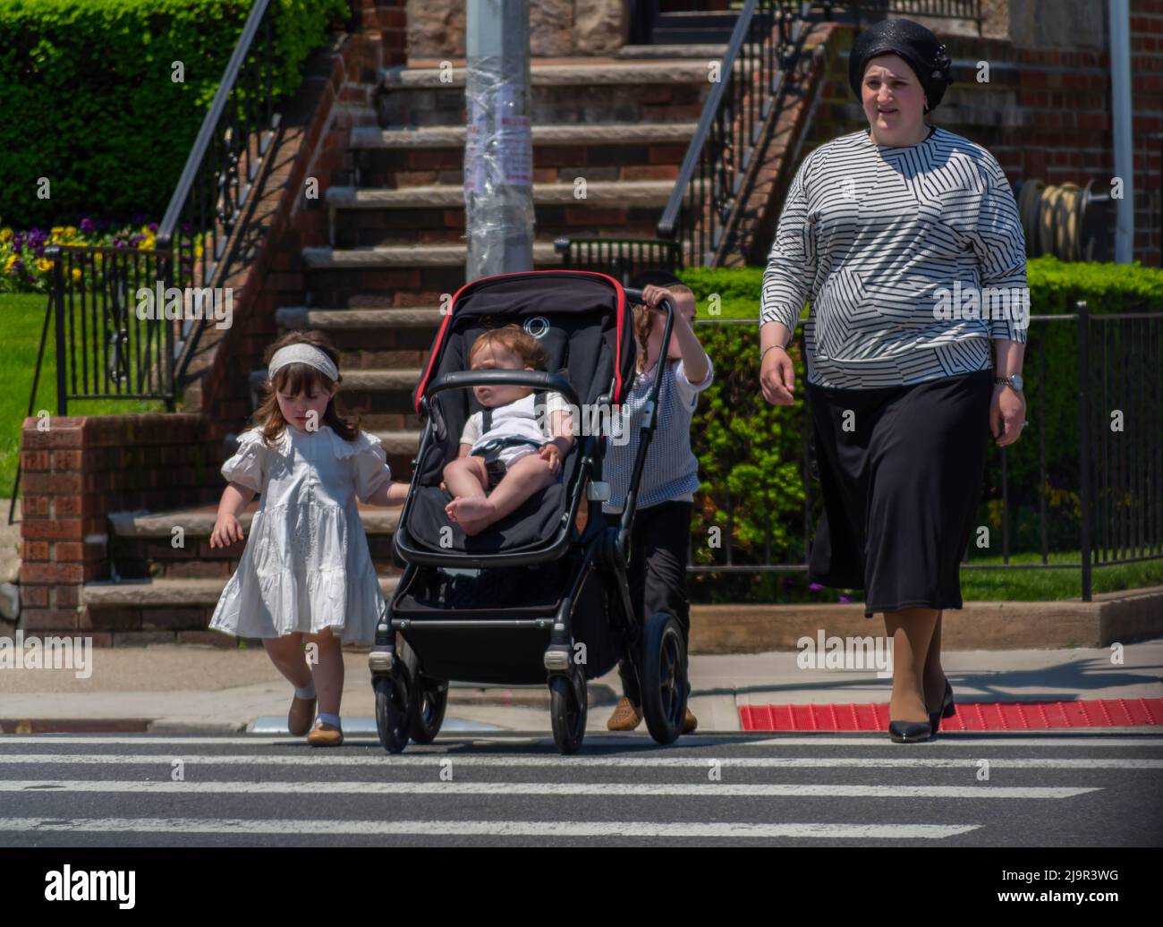 Una tradizionale famiglia giudaica ortodossa con il bambino Foto Stock