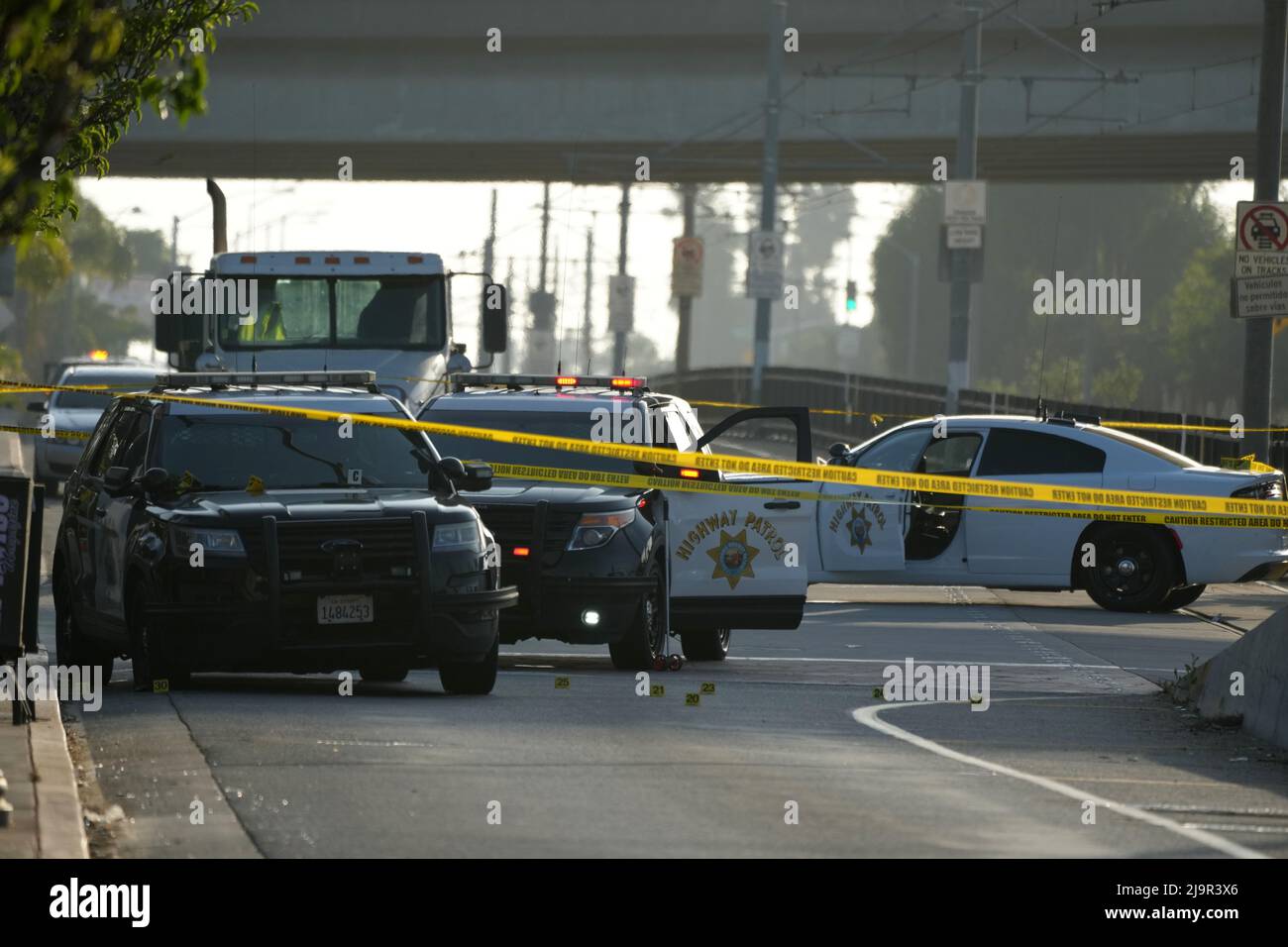 Il nastro della scena del crimine circonda il luogo della sparatoria che coinvolge un agente della California Highway Patrol a Ford Blvd. E Third St., martedì 24 maggio 2022, a Los Angeles. Foto Stock