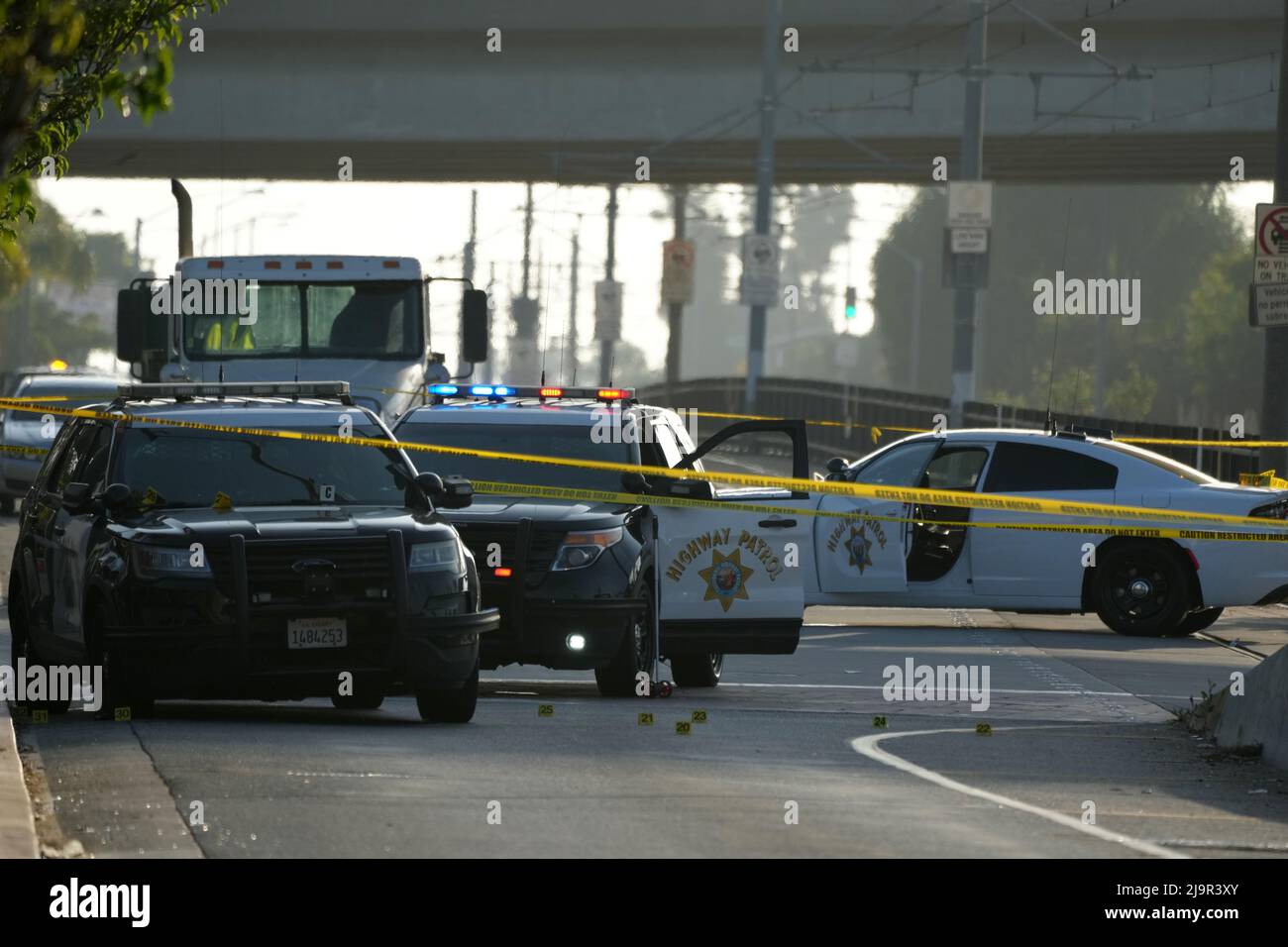 Il nastro della scena del crimine circonda il luogo della sparatoria che coinvolge un agente della California Highway Patrol a Ford Blvd. E Third St., martedì 24 maggio 2022, a Los Angeles. Foto Stock