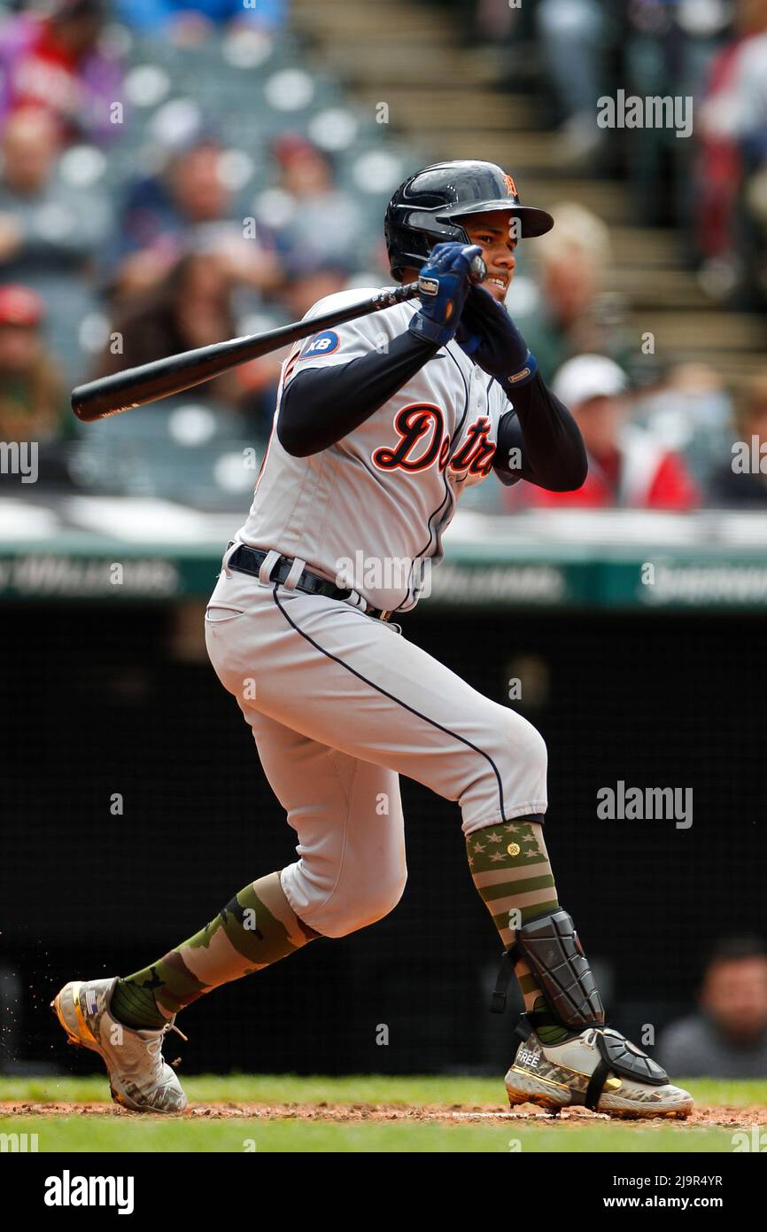 Detroit Tigers terzo basemen Jeimer Candelario (46) guarda la sua palla in volo durante una partita di stagione regolare MLB contro i Cleveland Guardians, Sund Foto Stock