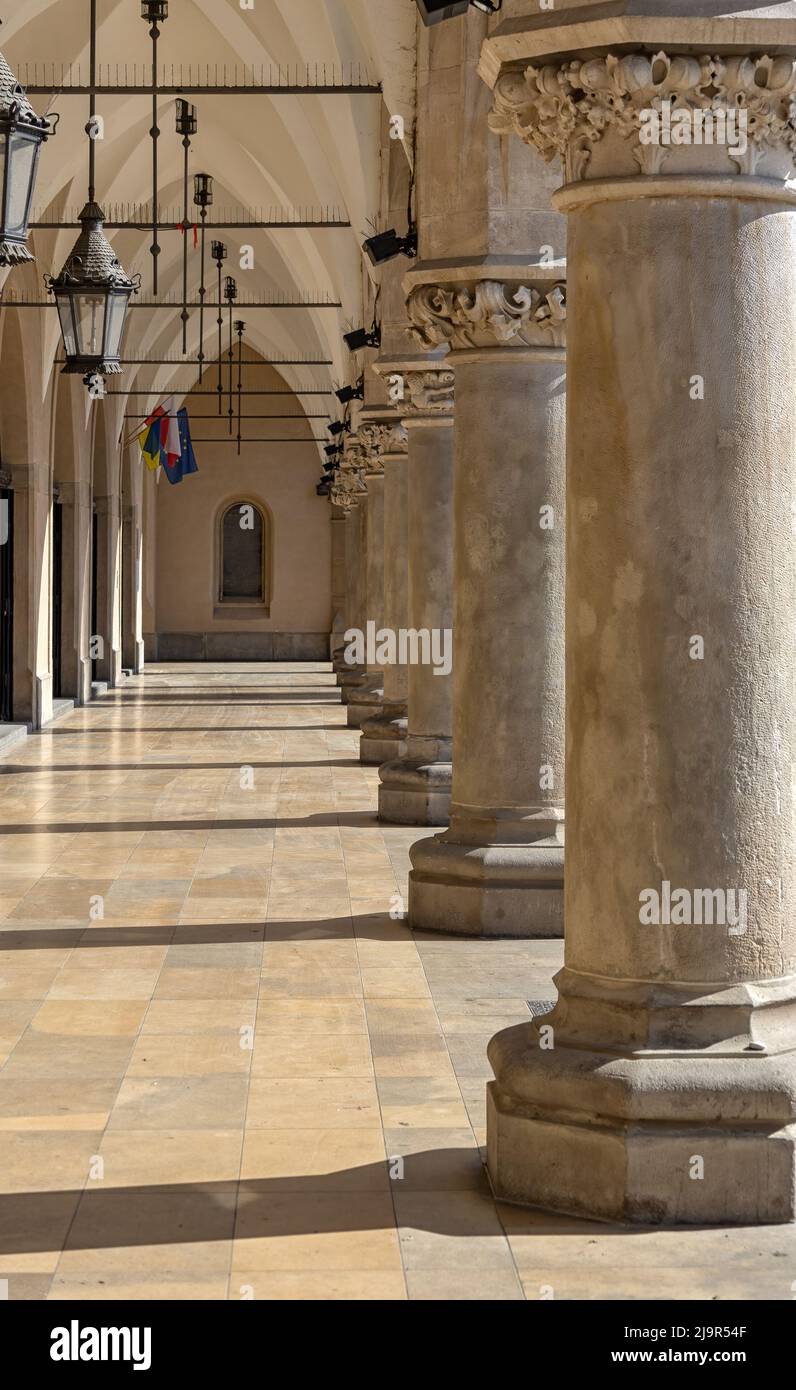 CRACOVIA, POLONIA - 16 MAGGIO 2022: Vista lungo l'Arcade della Sala dei tessuti nella piazza principale Foto Stock