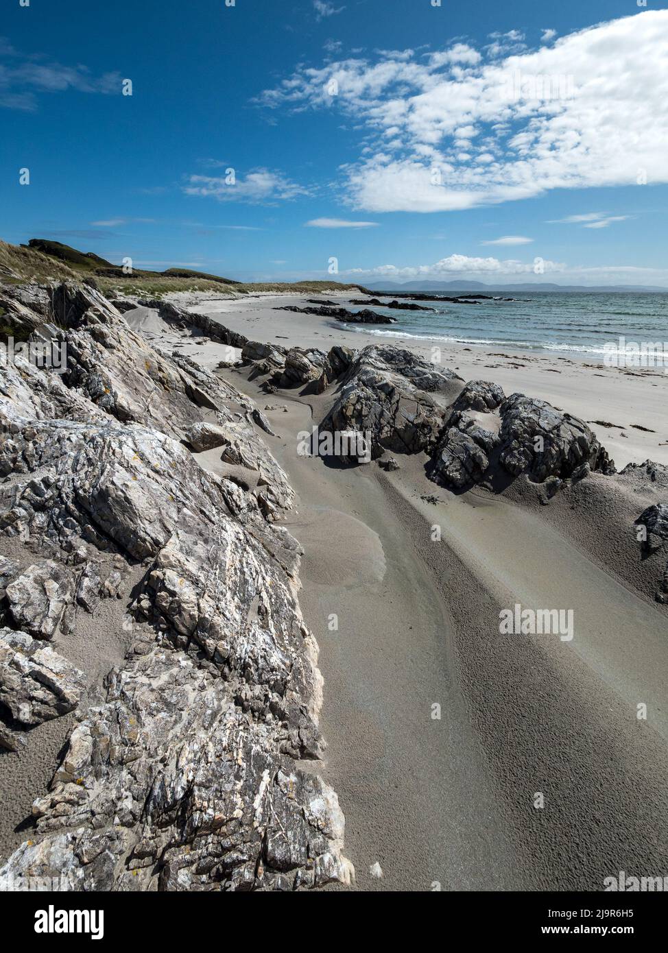 Rocce e sabbie bianche delle spiagge dello Strand sulla remota isola di Ebridean di Colonsay, Scozia, Regno Unito Foto Stock