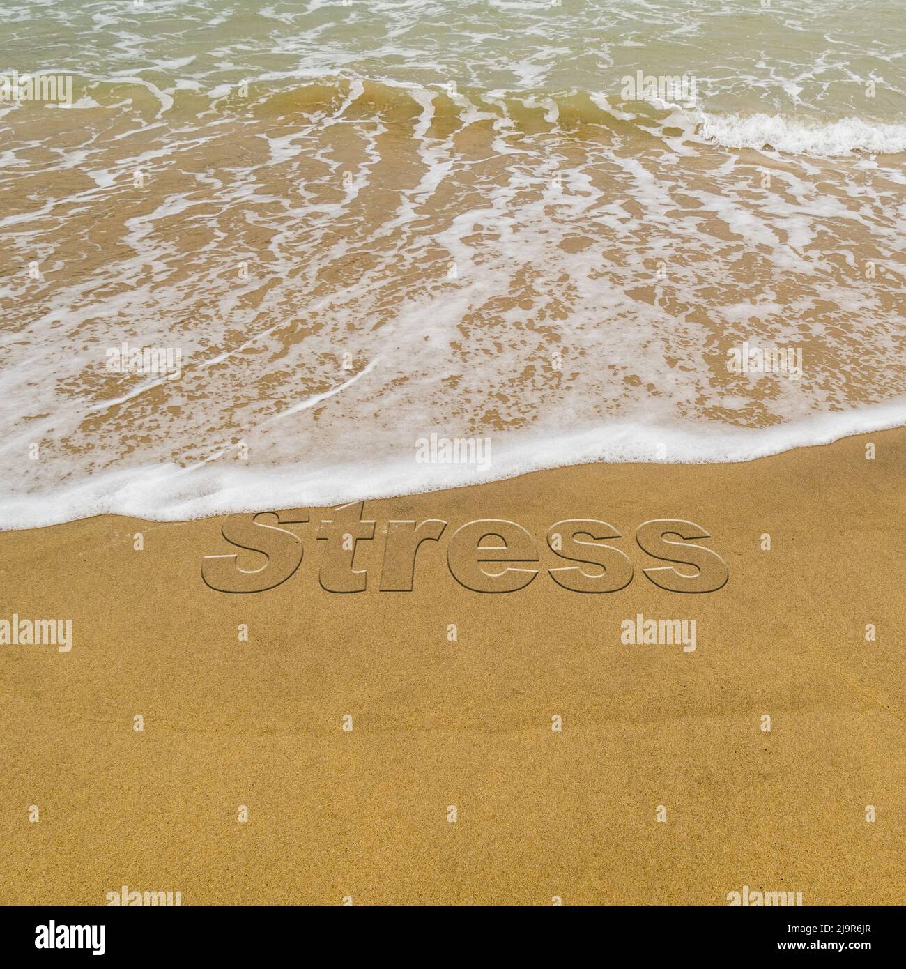 Immagine concettuale - per illustrare il lavaggio via lo stress prendendo una vacanza come onde su una spiaggia sabbiosa lavare via la parola 'stress' scritto in sabbia. Foto Stock