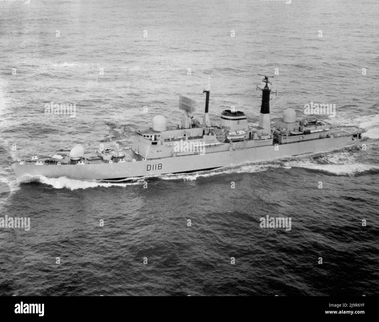 Foto di archivio non scattate di una vista aerea del Royal Navy Destroyer, HMS Coventry. Christopher Howe, un veterano della guerra delle Falklands ha detto "non passa un giorno" che non pensa alle sue esperienze del conflitto, 40 anni dopo che la sua nave, HMS Coventry, è stata attaccata e affondata da jet argentini. Data di emissione: Mercoledì 25 maggio 2022. Foto Stock