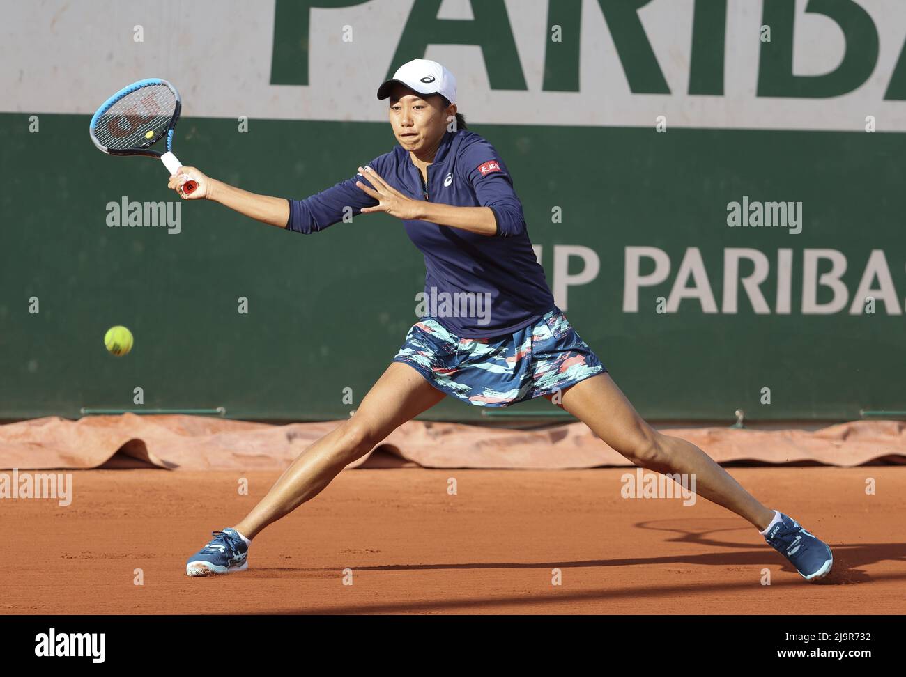 Shuai Zhang of China durante il giorno 3 del French Open 2022, un torneo di tennis Grand Slam il 24 maggio 2022 allo stadio Roland-Garros di Parigi, Francia - Foto: Jean Catuffe/DPPI/LiveMedia Foto Stock