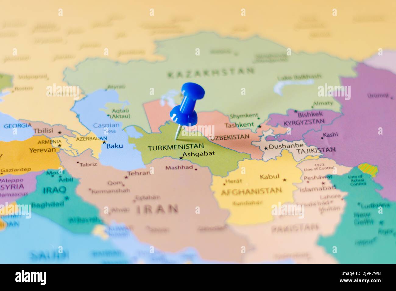 Punta blu verso il Turkmenistan su una mappa politica del mondo Foto Stock