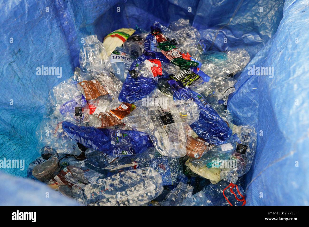 Bucarest, Romania - 25 maggio 2022: Rifiuti di bottiglie di plastica compattati da una macchina e pronti per essere riciclati. Foto Stock