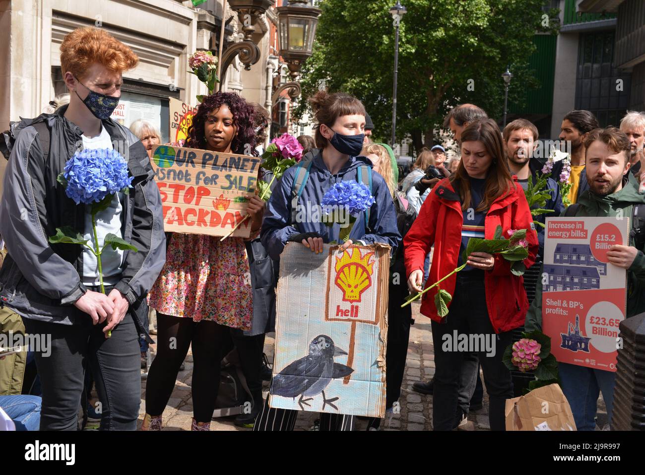 I manifestanti tengono dei cartelli durante la dimostrazione. I manifestanti di estinzione della ribellione si sono riuniti al Metodista Central Hall di Westminster a Londra, per fermare l'annuale incontro generale della Shell. Foto Stock